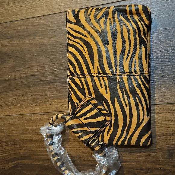 HOBO SABLE LEATHER WRISTLET ZEBRA STRIPES LEATHER - Picture 10 of 11
